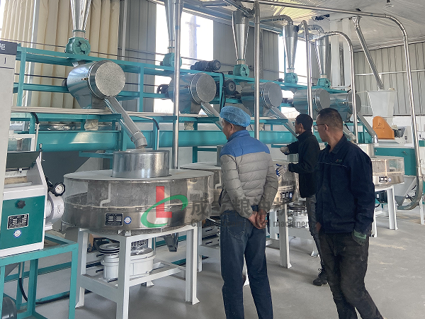鶴壁客戶(hù)訂購(gòu)4+2組石磨面粉機(jī)，運(yùn)行良好